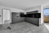 Stylische Küche mit modernen Einbaugeräten - Perfekte Attikawohnung mit grosser Terrasse und Pool (Alpenkettensicht) – Whg. Nr. 09