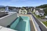 Schwimmen auf dem Dach - Diese Wohnung bietet einfach alles! - Perfekte Attikawohnung mit grosser Terrasse und Pool (Alpenkettensicht) – Whg. Nr. 09