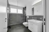 Badezimmer mit Tageslicht - Perfekte Attikawohnung mit grosser Terrasse und Pool (Alpenkettensicht) – Whg. Nr. 09