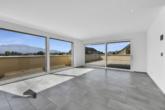 Lichtdurchfluteter Wohnbereich - Perfekte Attikawohnung mit grosser Terrasse und Pool (Alpenkettensicht) – Whg. Nr. 09