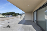 Der gedeckte Teil der riesigen Dachterrasse - Perfekte Attikawohnung mit grosser Terrasse und Pool (Alpenkettensicht) – Whg. Nr. 09