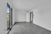 Helles Hauptschlafzimmer mit eigenem Bad - Perfekte Attikawohnung mit grosser Terrasse und Pool (Alpenkettensicht) – Whg. Nr. 09