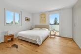 Schlafzimmer zum Träumen mit Zugang zum Balkon - Zeitlose und moderne Attikawohnung in Seenähe – Egnach TG