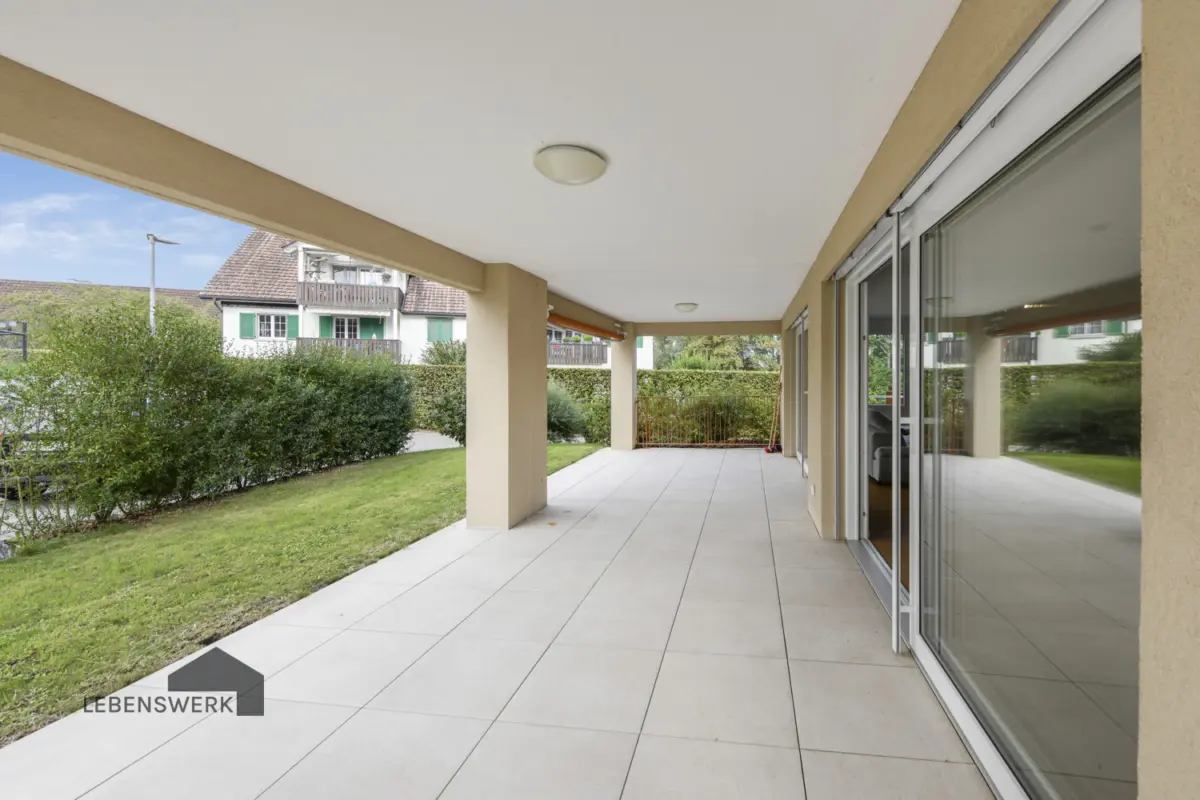 Grosser gedeckter Terrassenbereich mit Sonnenstore