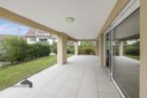 Grosser gedeckter Terrassenbereich mit Sonnenstore - 4.5 Zimmer-Gartenwohnung – Hypothek 1.06% bis 2028