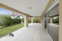 Grosser gedeckter Terrassenbereich mit Sonnenstore