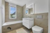 Badezimmer mit Badewanne - 4.5 Zimmer-Gartenwohnung – Hypothek 1.06% bis 2028