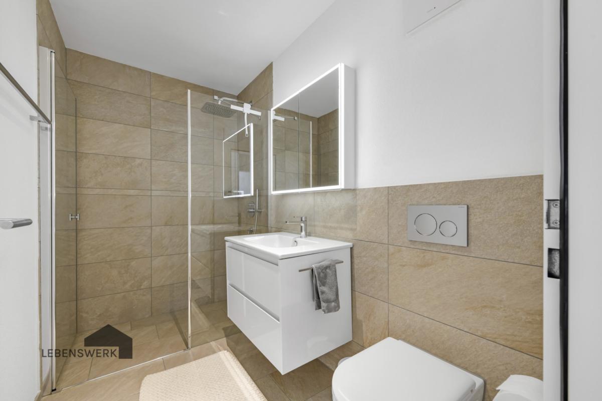 Badezimmer mit Dusche