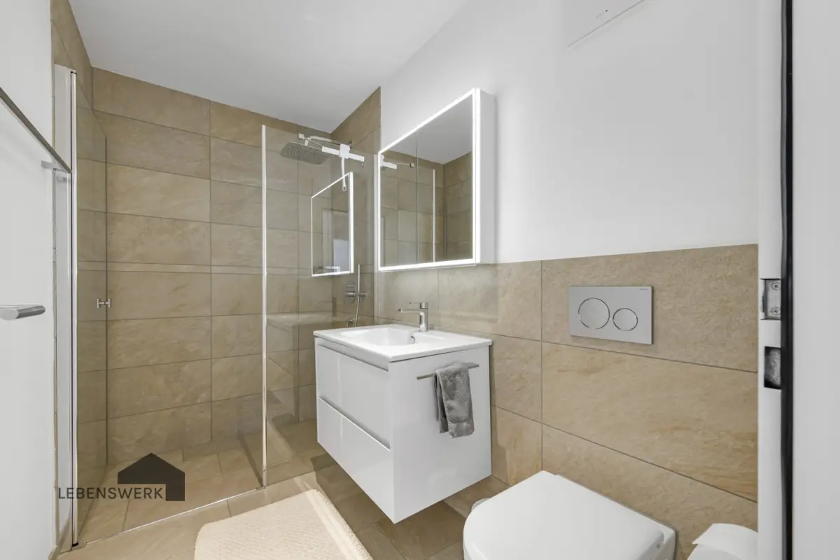 Badezimmer mit Dusche