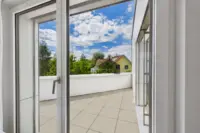 Geniessen Sie die Sonnenstunden auf dem Balkon.