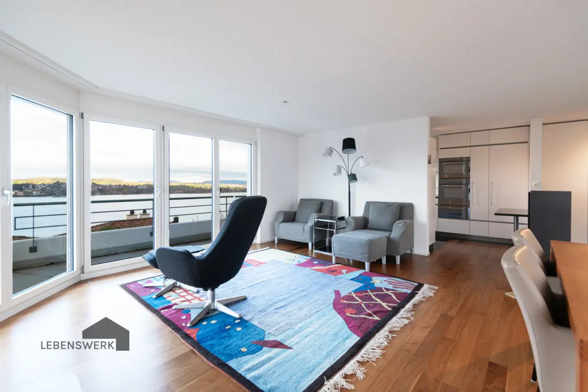 Wohnzimmer mit Blick in die Küche