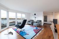 Wohnzimmer mit Blick in die Küche