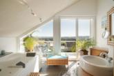 Helles Badezimmer mit Whirlpool und Panoramafenstern - Ankommen, wohlfühlen und geniessen – Ihr Traumhaus mit Panoramablick, Illhart TG