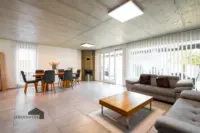 Grosszügiges Wohn- und Esszimmer mit direktem Gartenzugang