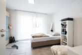 Masterbedroom mit ensuite Bad und Zugang zum Balkon - Ruhiges Einfamilienhaus mit Doppelcarport – Diepoldsau SG