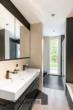 Bad mit Stil – zeitlos schön mit Zugang ins Freie. Badewanne, Doppellavabo und begehbare Dusche - SEE YOU – in Deinem neuen Zuhause. Neues Doppel EFH in Mammern